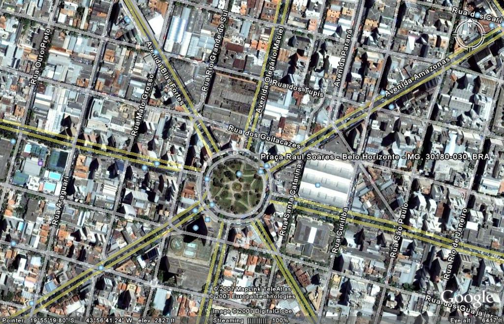 A Praça Raul Soares em uma fotografia por satélite, como seria avistada de uma altitude de 1956 metros (6417 pés, indicados no canto inferior direito). A orientação geográfica está mostrada no canto superior direito.