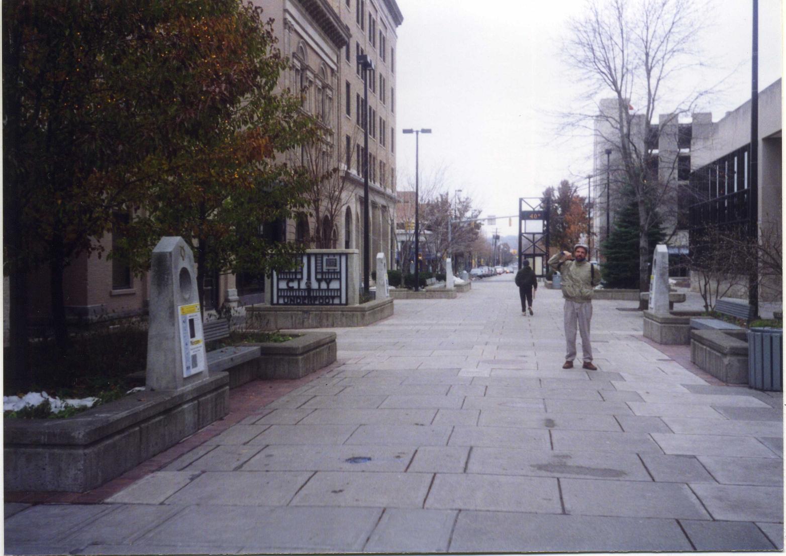 As quatro estações: Mercúrio, Vênus, Terra e Marte, na praça central de Ithaca, NY (novembro/1997).