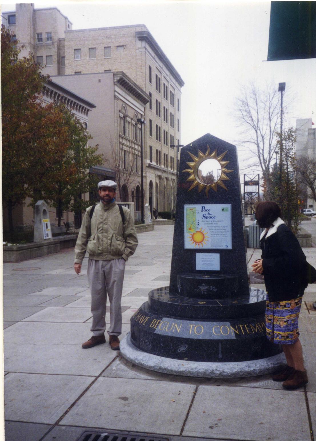 A estação do Sol, eu à esquerda e a minha esposa. Pode-se ver um pouco ao fundo e à minha direita a estação de Mercúrio (novembro/1997).