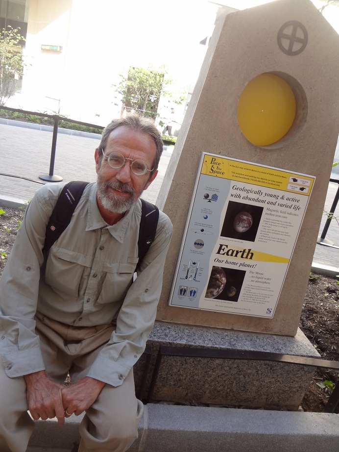 Eu ao lado da estação da Terra (agosto/2015).